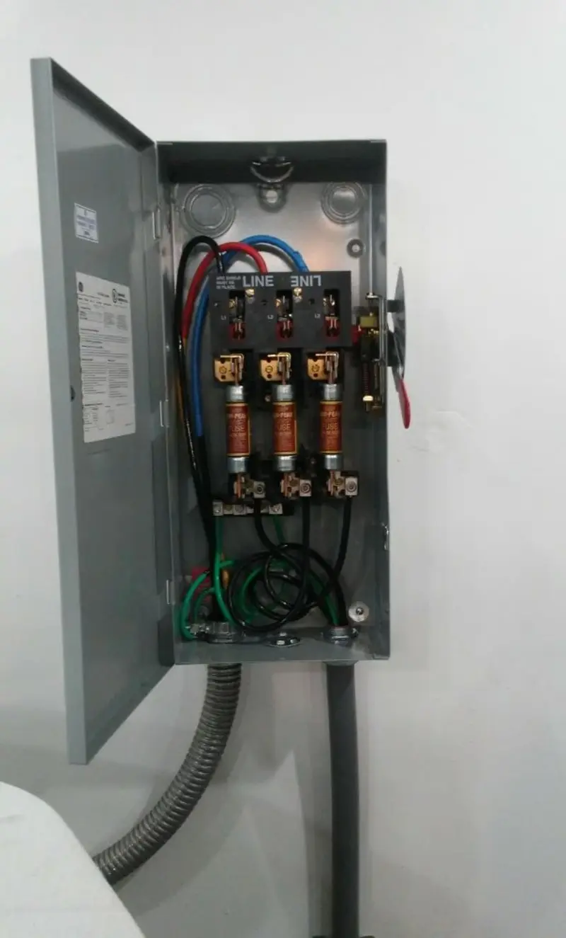 Three-phase disconnect switch installed for Smoke Detector Installation in Morada